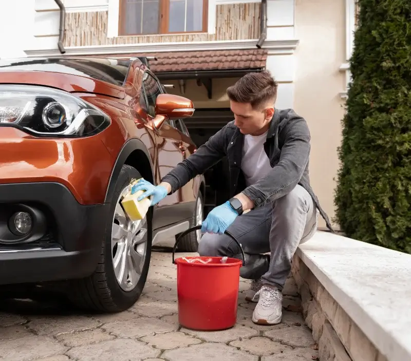 Lavage auto à domicile Moustey : professionnel intervenant sur un véhicule